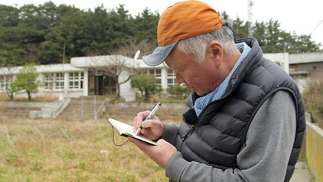세월호 3주기를 맞아 팽목항과 목포신항, 동거차도 등을 돌아보며 취재에 나선 소설가 김훈. <한국방송> 제공