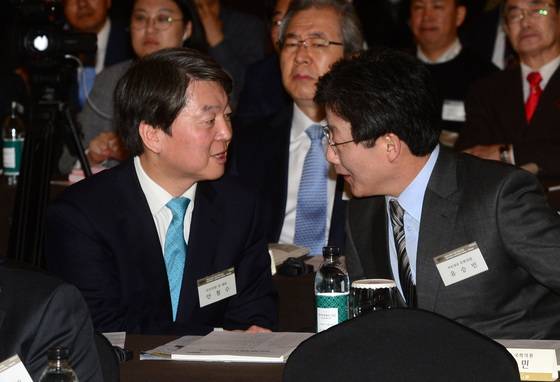 3월 11일 서울 여의도 국민일보 본사에서 열린 종교개혁 500주년 기념 국제포럼이 열려 안철수 전 국민의당 대표와 유승민 바른정당 의원이 이야기를 나누고 있다. 사진공동취재단