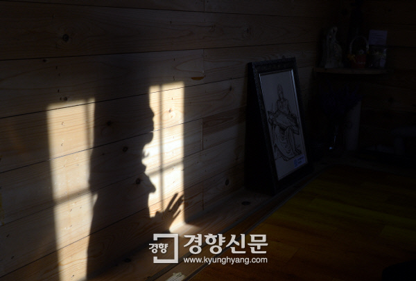 ‘기다림의 성당’에서 기도하는 보나씨의 모습 / 강윤중 기자