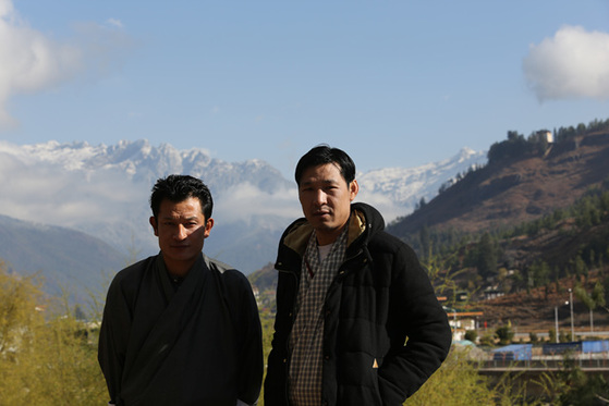 1주일 동안 기자와 동행한 운전기사 길레(30, 왼쪽)와 가이드 왕디 챠도로(33). 인상은 강하지만 푸근한 청년들이다.