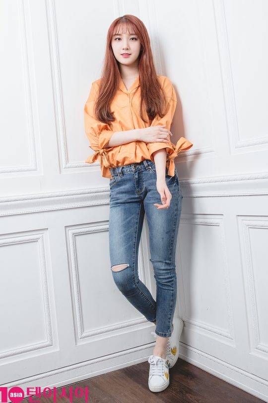 걸그룹 프리스틴 로아가 서울 중구 청파로 한경텐아시아 루이비스 스튜디오에서 진행된 인터뷰에 앞서 포즈를 취하고 있다.