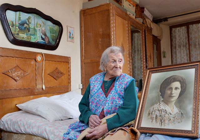2016년 5월 13일 자신의 집에서 젊은 시절 자신의 초상화를 바라보고 있는 엠마 모라노. 베르바니아(이탈리아)=EPA 연합뉴스 자료사진