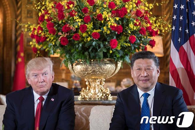 지난 6일(현지시간) 미국 플로리다 주 마라라고에서 정상회담을 가진 트럼프 대통령(왼쪽)과 시진핑 중국 국가주석. © AFP=뉴스1