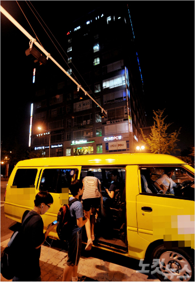 서울 신정동의 한 학원밀집 빌딩 앞에서 학생들이 귀가 차량에 오르고 있다. (자료사진)