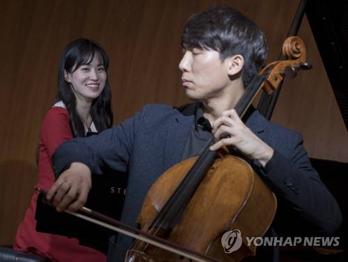 (서울=연합뉴스) 김도훈 기자 = 피아니스트 노예진, 첼리스트 문태국 부부가 17일 오후 서울 종로구 금호아트홀에서 연합뉴스와의 인터뷰 중 포즈를 취하고 있다. 오는 20일 금호아트홀에서 열리는 '러시안첼로' 무대에서 이들 부부는 러시아의 대표 작곡가들의 유명한 첼로 레퍼토리를 선보일 예정이다. 2017.4.18 superdoo82@yna.co.kr