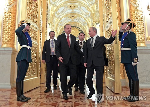 지난달 10일 블라디미르 푸틴 러시아 대통령(오른쪽)이 크렘린궁에서 레제프 타이이프 에르도안 터키 대통령을 안내하고 있다. [AP=연합뉴스}