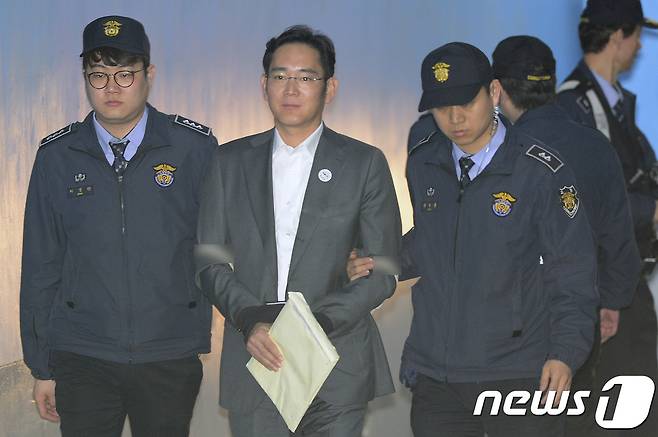 박근혜 전 대통령과 최순실씨에게 뇌물을 제공한 혐의로 구속 기소된 이재용 삼성전자 부회장. /뉴스1 © News1 신웅수 기자