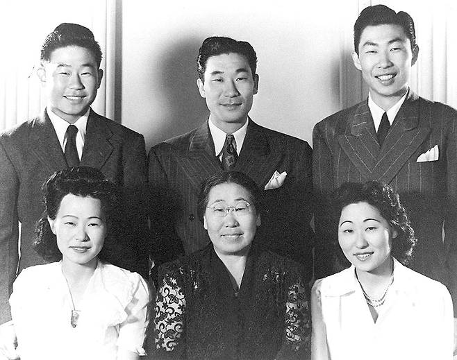 도산 안창호 가족 : 앞줄 왼쪽부터 안수라, 이혜련, 안수산, 뒷줄 왼쪽부터 안필영(Ralph Ahn), 안필립, 안필선 /대한인국민회기념재단