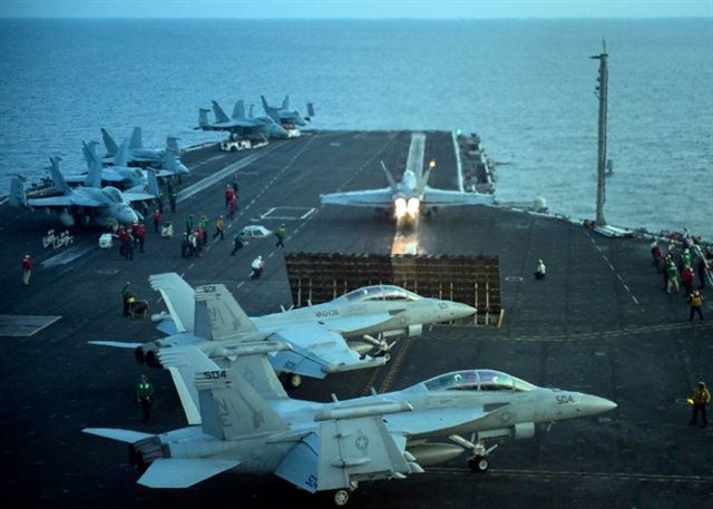 미국의 항공모함 칼빈슨이 12일 남중국해에서 작전하던 도중 F/A-18E 슈퍼호넷 전투기가 갑판에서 이륙하고 있다. 미 성조지 19일 보도.