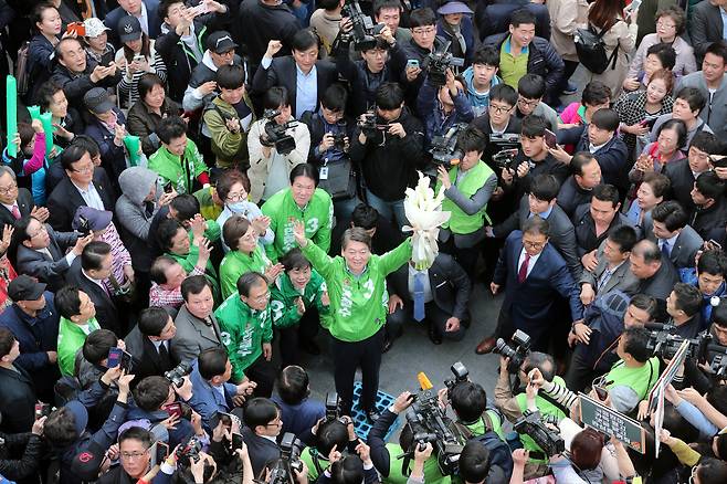 안철수 국민의당 후보가 20일 서울 남대문시장을 방문해서는 이례적으로 시민들 사이로 들어갔다. 하지만 안 후보 주위는 여전히 당 관계자들이 몰려있었고, 다른 당 관계자는 몸으로 지지자들의 접근을 막기도했다.박종근 기자