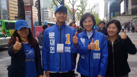 안희정 충남지사의 장남 안정균씨(왼쪽 2번째)와 유은혜 민주당 의원(왼쪽 3번째)./사진=유은혜 의원 페이스북