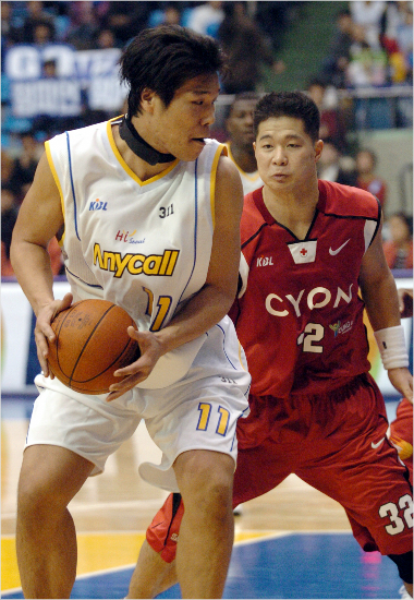 2005-06시즌 LG에서 뛰던 현주엽 감독(오른쪽)과 삼성에서 뛰던 서장훈의 대결 모습.(자료사진=KBL)