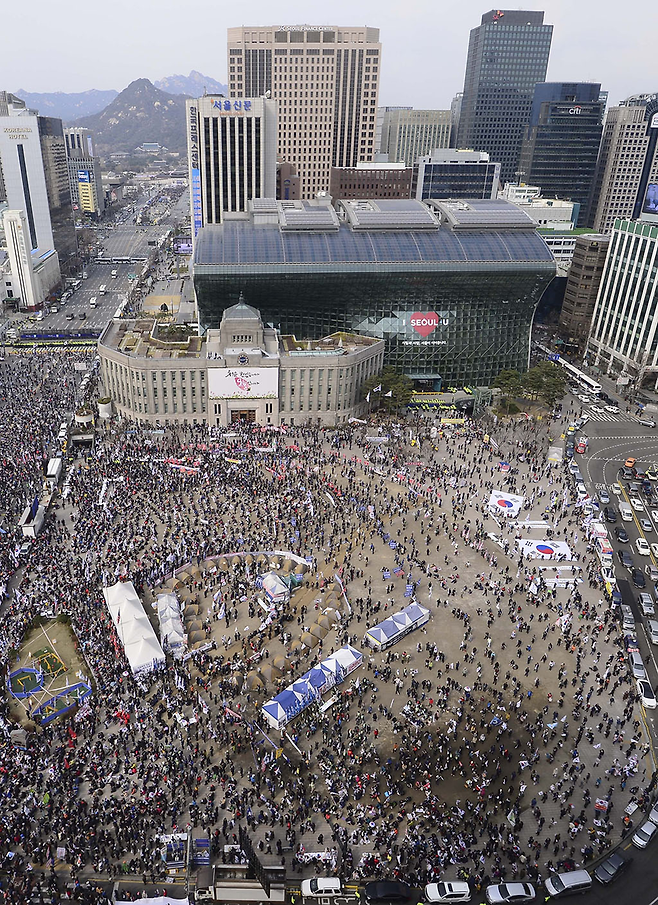 3월25일 오후 서울 시청 광장에서 열린 집회에서 참석자들이 '탄핵부당'과 박근혜 전 대통령 구속 반대를 주장하고 있다. ⓒ 연합뉴스