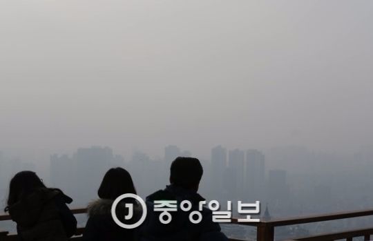 서울 남산에서 바라본 도심이 먼지로 뿌옇다. [중앙포토]