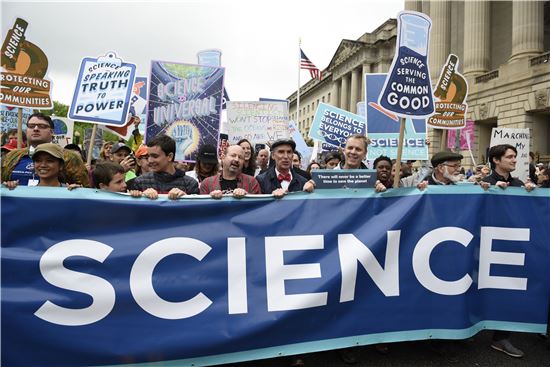 22일 미국 워싱턴에서 지구의 날을 맞아 학생과 과학자 등이 정치적 간섭으로부터의 자유를 외치며 행진하고 있다.