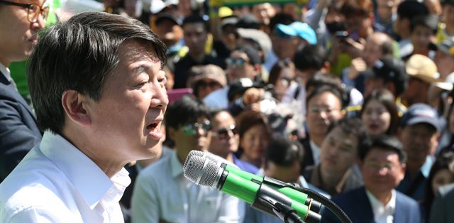 국민의당 안철수 대선후보가 23일 오후 서울 세종문화회관 앞에서 열린 광화문 미래선언 행사에서 참석한 지지를 호소하고 있다.배우한기자