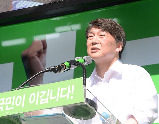 국민의당 안철수 대선후보가 23일 오후 서울 세종문화회관 앞에서 열린 광화문 미래선언 행사에서 참석한 지지를 호소하고 있다.배우한기자
