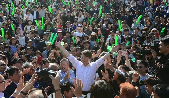 안철수 국민의당 대선후보가 23일 오후 서울 광화문광장에서 두 손을 번쩍 들고 지지를 호소하고 있다. [공동취재단]