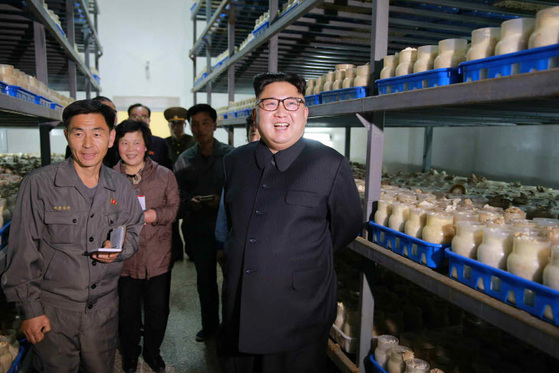 지난 7일 북한 김정은 노동당 위원장이 평양버섯공장을 시찰했다. [사진=노동신문]