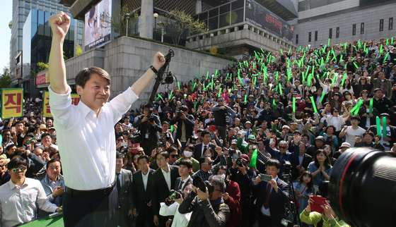 안철수 국민의당 대선후보가 23일 오후 국민과의 약속, 대한민국 미래선언이 열린 서울 종로구 세종문화회관 계단 앞에서 연설을 마친 뒤 인사하고 있다.