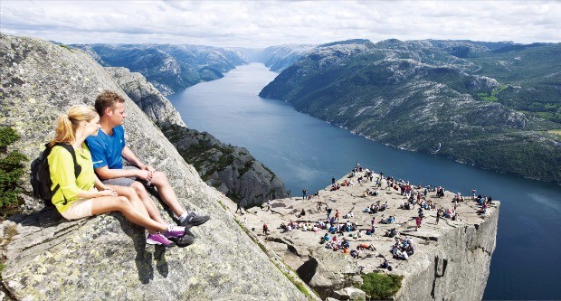 노르웨이 남서부에 있는 뤼세피오르의 명물인 제단 모양의 바위 프레케스톨렌. 노르웨이관광청 제공