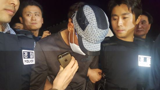 22일 경북 경산경찰서로 농협 총기 강도 용의자 김 씨가 압송되고 있다.  뉴시스