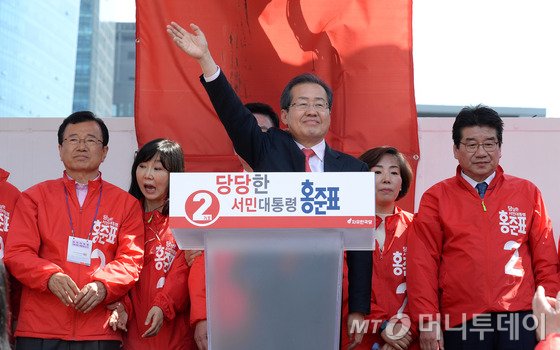 홍준표 자유한국당 대통령 후보가 지난 22일 오후 서울역광장에서 유세하는 도중 손을 들어 인사를 하고 있다.  /사진=뉴스1