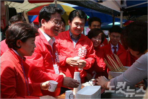 자유한국당 정우택 상임중앙선대위원장(왼쪽에서 두 번째)이 23일 오전 신탄진시장에서 상인들을 만나 홍준표 후보에 대한 지지를 호소하고 있다. (사진=자유한국당 대전시당 제공)