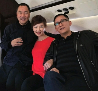 해외도피중인 중국 재벌 궈원구이(맨 왼쪽)는 이달 11일 트위터에 리유 전 베이당팡정 CEO(맨 오른쪽)와 함께 찍은 사진을 올리고 자신을 공격하는 중국 잡지 차이신에 이 사진을 어떻게 구했는지를 공개질의했다.  /궈원구이 트위터