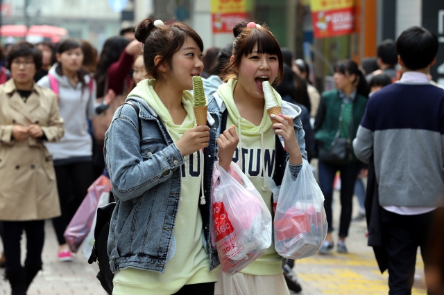 2014년 5월초 이른 더위에 서울 중구 명동에서 관광객들이 아이스크림을 먹으며 걸어가고 있다. 김태형 기자 xogud555@hani.co.kr