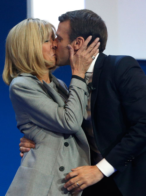 프랑스 대선 1차 투표 결과 결선에 진출한 중도신당 ‘앙 마르슈’의 마크롱 후보가 파리에서 지지자들에게 연설하기 전 부인 브리지트 여사에게 키스하고 있다. (사진=AP)