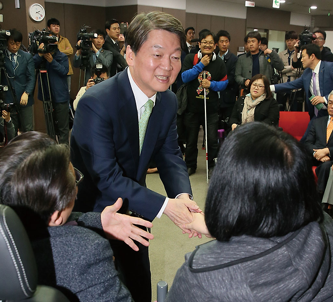 안철수 국민의당 대선후보가 4월20일 여의도 이룸센터에서 열린 장애인 간담회에서 인사하고 있다. © 시사저널 박은숙