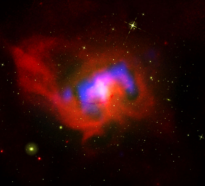 켄타우루스 자리 중심에 NGC 4696이란 이름의 타원형 성운이 있다. 이 성운 안으로 조금 더 깊이 들어가면 거대한 블랙홀이 나타난다. ⓒ NASA 제공