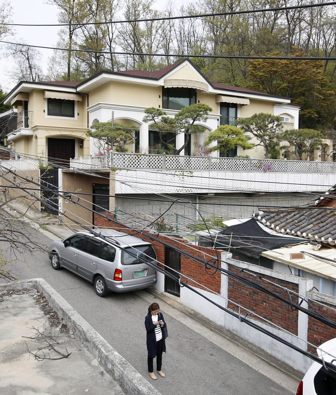 뇌물수수 혐의 등으로 구속된 박근혜 전 대통령이 삼성동 자택을 매각하고 서초구 내곡동에 마련한 새 자택. 사진은 4월21일 오후 내곡동 자택 모습이다. ⓒ연합뉴스