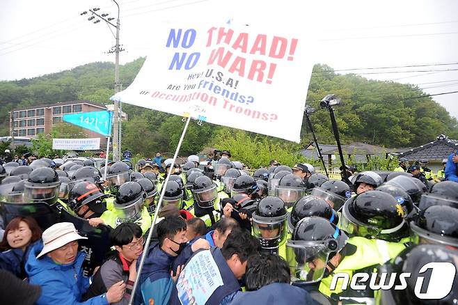 한미당국이 사드(THAAD·고고도미사일방어체계) 포대 배치를 시작한 26일 오전 경북 성주군 성주골프장으로 향하는 사드 관련 장비로 인해 화난 주민들이 경찰과 몸싸움을 하고 있다. 2017.4.26/뉴스1 © News1 이종현 기자