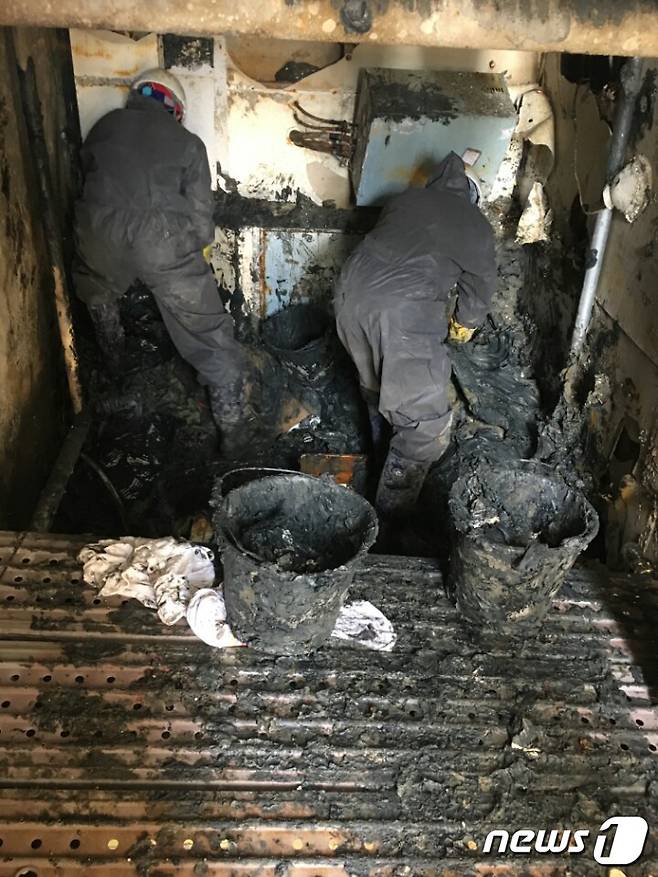 27일 오전 전남 목포신항에 거치된 세월호에서 코리아쌀베지 작업자들이 조타실에 쌓여 있는 펄을 치우고 있다.(선체조사위 제공) 2017.4.27/뉴스1 © News1 남성진 기자