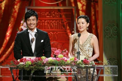 2007년 배우 이병헌과 이영애는 영화 부문 최우수 연기상 시상자로 함께 무대에 올랐다. 10년 후인 현재와 별반 다를 바 없는 외모가 시선을 끈다.