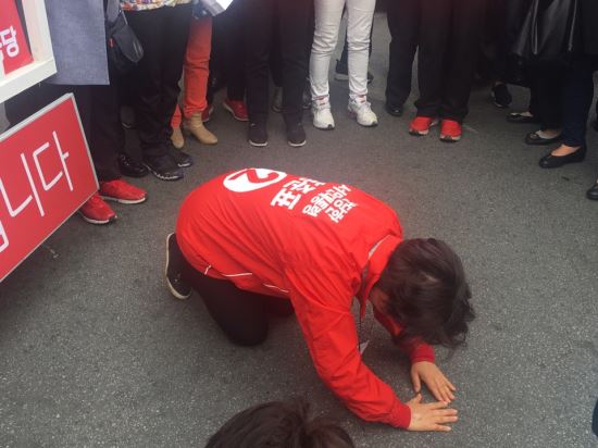 자유한국당 홍준표 대선후보의 부인인 이순삼 여사가 25일 대구 서문시장을 찾아 유권자들을 향해 큰절을 하고 있다. 뉴시스