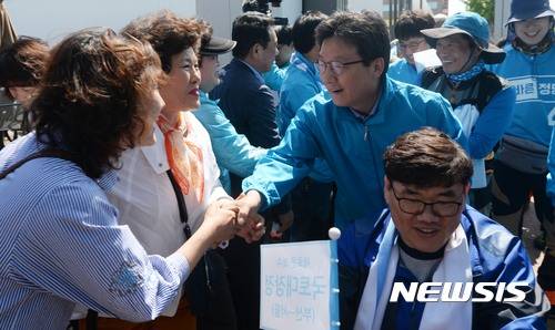 【대구=뉴시스】홍효식 기자 = 유승민 바른정당 대선후보가 27일 오전 대구 수성구 담티역에서 보수의 새희망을 찾겠다며 '국토대장정' 에 나선 이학재 의원 등 단원들과 합류해 범어사거리까지 국토대장정 도심 도보 이동을 하며 시민들과 하고 있다. 2017.04.27. yesphoto@newsis.com