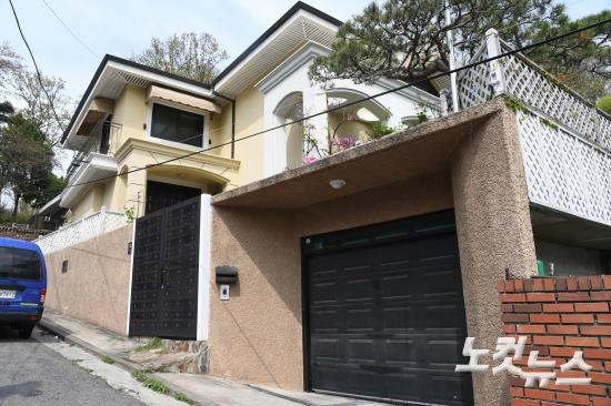 뇌물수수 혐의 등으로 구속된 박근혜 전 대통령이 삼성동 자택을 매각하고 서초구 내곡동에 마련한 새 자택 (사진=박종민 기자)