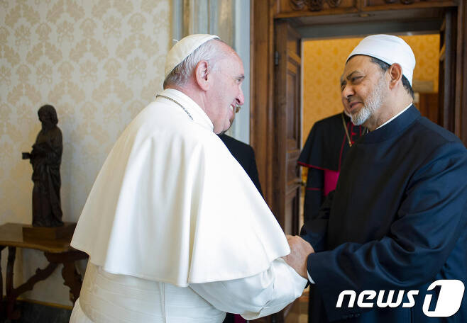 프란치스코 교황(왼쪽)은 지난해 5월 바티칸에서 이슬람 수니파 최고 지도자 알 타예브 대이맘과 회동했다. © AFP=뉴스1