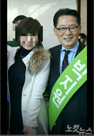 신천지 안드레지파 남OO전도사(좌)와 박지원 국민의당 대표(우). 박대표가 당대표 경선과정에서 함께 사진을 찍은 것으로 보인다. (사진제공 = 신천지 탈퇴자)