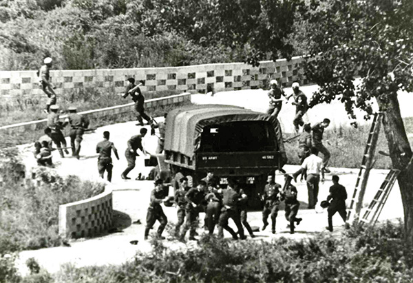ⓒ연합뉴스 1976년 8월18일 판문점에서 북한군이 미군에게 도끼를 휘두르고 있다.
