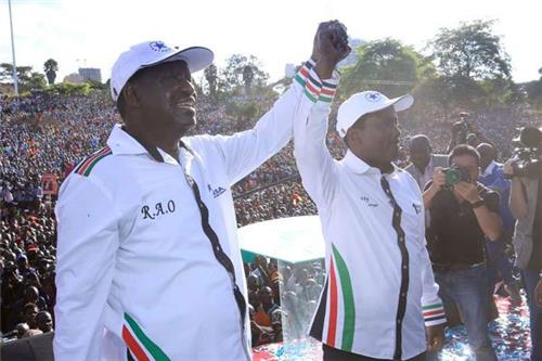 지난 27일(현지시간) 케냐 야권 대선후보로 선출된 라일라 오딩가 前총리(왼쪽)와 그의 러닝메이트인 칼론조 무쇼카 부통령 후보(데일리 네이션 자료사진)