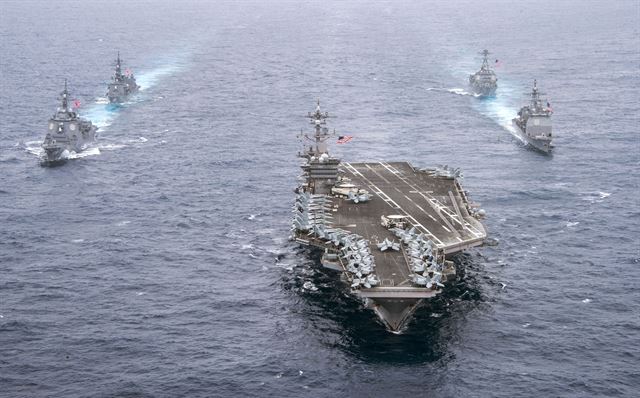 미국 핵추진 항공모함 칼빈슨호가 29일 동해에 진입했다고 일본 NHK가 보도했다. 사진은 지난 26일 칼빈슨호(가운데)가 일본 해상자위대 호위함 2척(왼쪽) 등과 공동훈련을 하며 필리핀을 지나는 장면이다. 연합뉴스