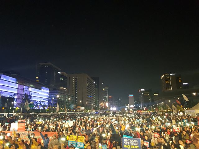 마지막 촛불집회가 열린 29일 오후 서울 광화문 광장에서 시민들이 촛불 파도타기 퍼포먼스를 선보이고 있다. 정반석 기자
