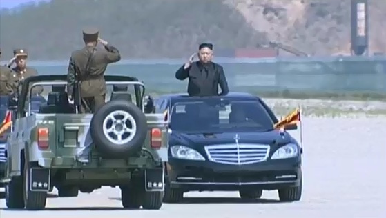 김정은 북한 노동당 위원장은 본격적인 화력훈련에 앞서 검정색 벤츠를 타고 부대를 사열했다. [조선중앙TV 캡처]