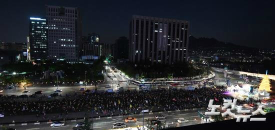 29일 오후 서울 광화문광장에서 열린 '제23차 범국민행동의 날' 촛불집회 참가자들이 촛불을 들고 파도타기 퍼포먼스를 선보이고 있다. (사진=황진환 기자)