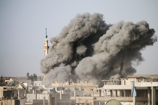 시리아 남부 도시 다라의 한 모스크가 폭격으로 발생한 연기에 둘러싸여 있다. 다라|AFP 연합뉴스