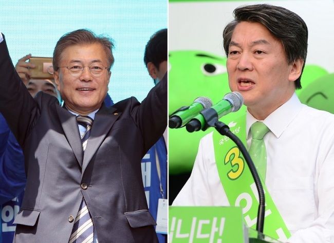 Moon Jae-in of the liberal Democratic Party of Korea (left) and Ahn Cheol-soo of the centrist-left People’s Party (Yonhap)